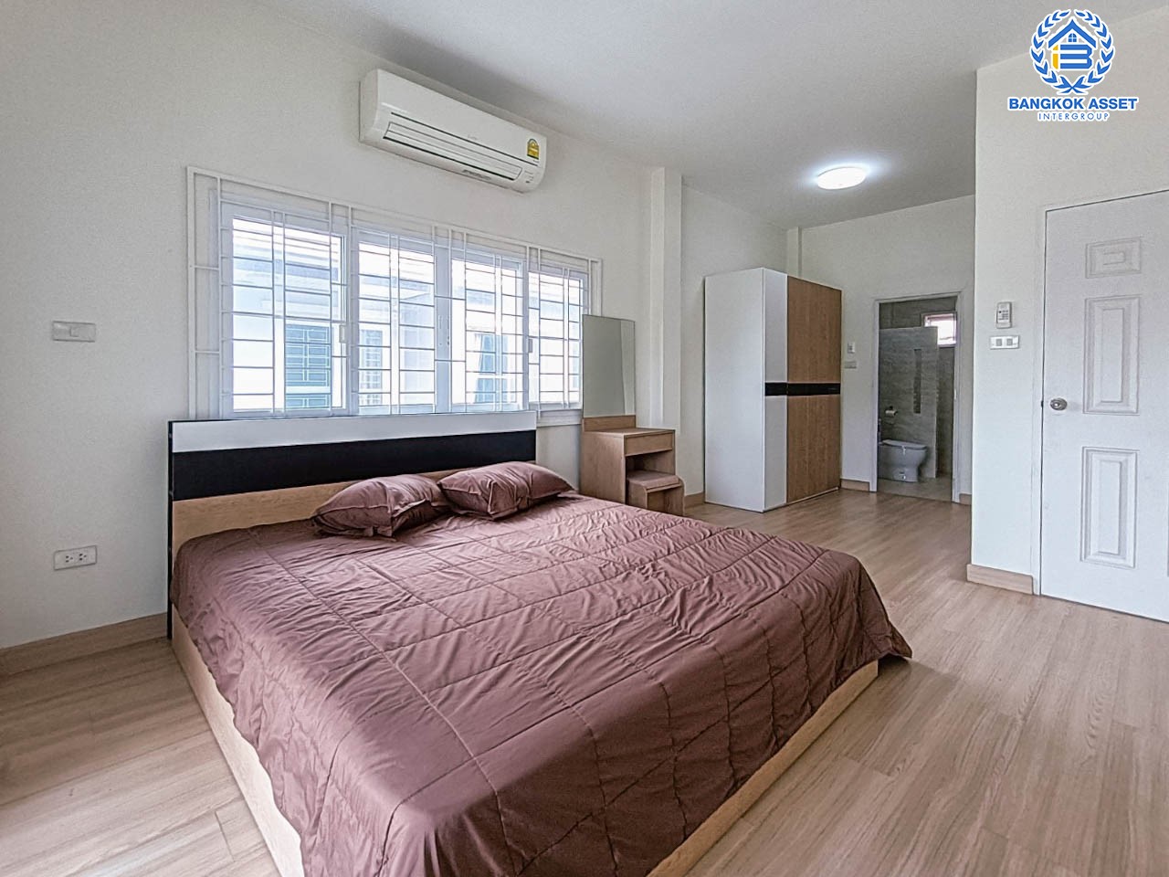 *****บ้านเดี่ยวมือสองย่านนนทบุรี ม.บ้านกาสะลอง กาญจนาภิเษก บ้านมือ1 ไม่เคยเข้าอยู่ เนื้อที่กว้างขวางมากถึง 66 ตร.ว. ฟังก์ชัน 4 ห้องนอน 3 ห้องน้ำ ที่จอดรถ 2 คัน แถมฟรี! เครื่องปรับอากาศ 1 เครื่อง มีพื้นที่รอบบ้าน ภายในตกแต่งสวย ตั้งบนทำเลแห่งการเดินทาง ใกล้รถไฟฟ้าสายสีม่วง "สถานีตลาดบางใหญ่"